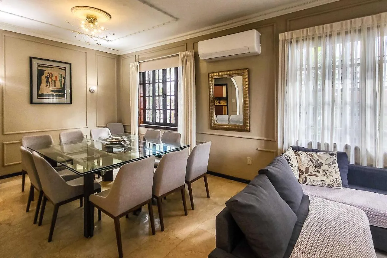 Сasa de vacaciones Luxurious San Juan Villa With Pool - Walk To Beach!