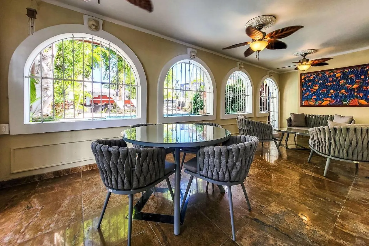 Casa de Férias Luxurious San Juan Villa With Pool - Walk To Beach!